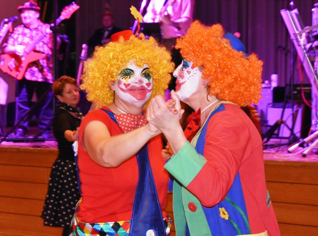Dracula, Clowns und „Rußweiber“ feiern Kolpingsball