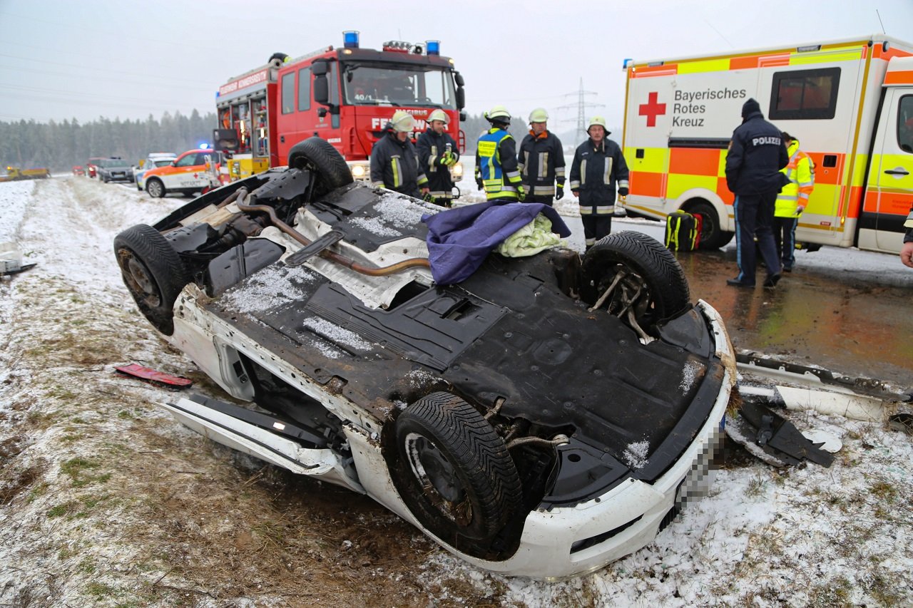 Schneeglatte Fahrbahn führt zu Unfall – Totalschaden