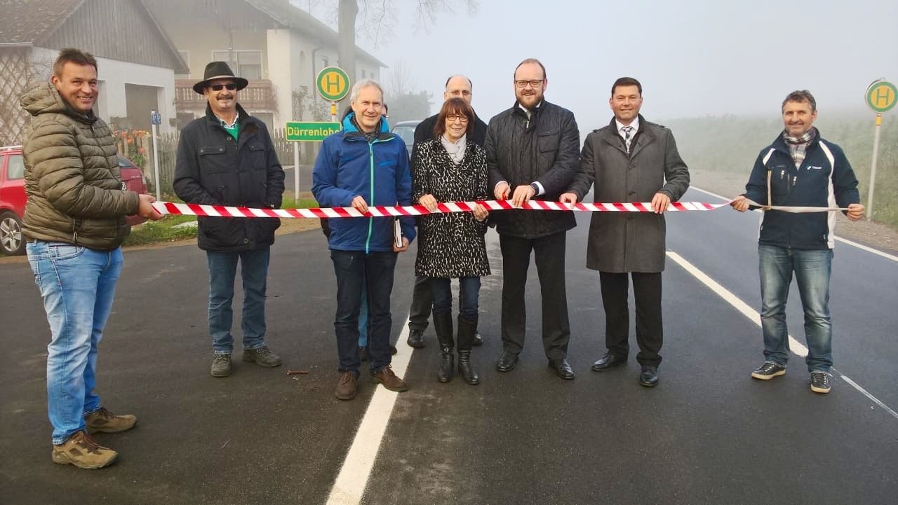 Strahlende Gesichter trotz dichtem Nebel: Neu ausgebaute Kreisstraße freigegeben