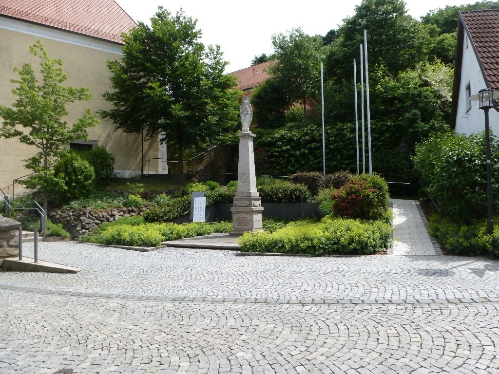 Aufgang am Kriegerdenkmal barrierefrei
