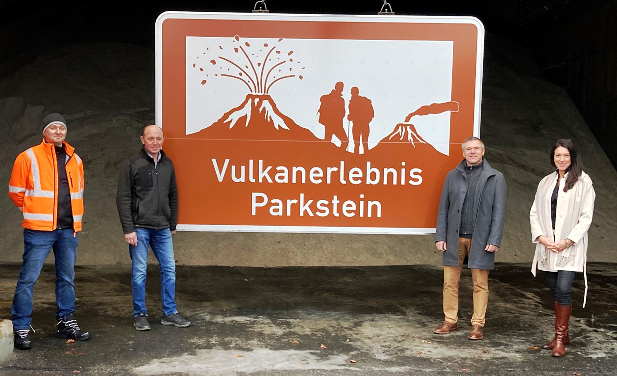 Parkstein direkt an der Autobahn: Neue Schilder für Vulkanerlebnis