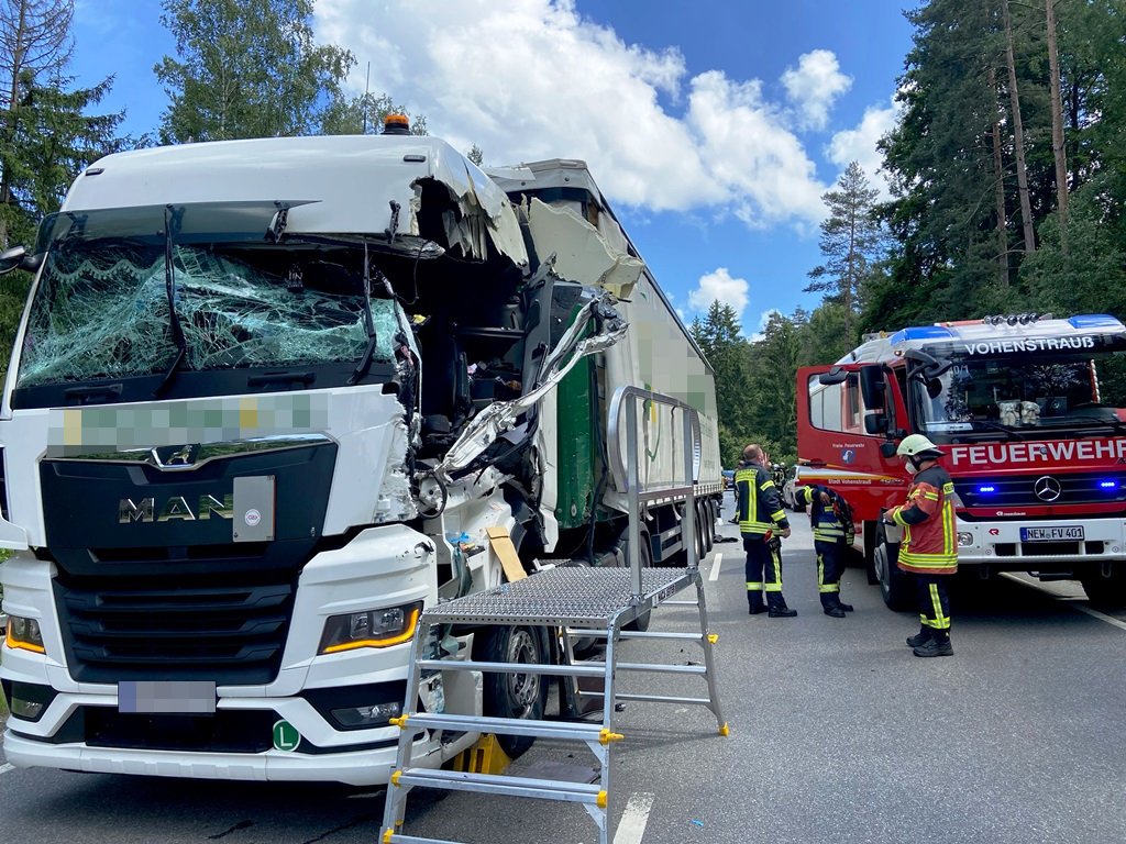 [Update] Unfall B22: Zwei Lastwagen kollidieren – Fahrer schwerstverletzt