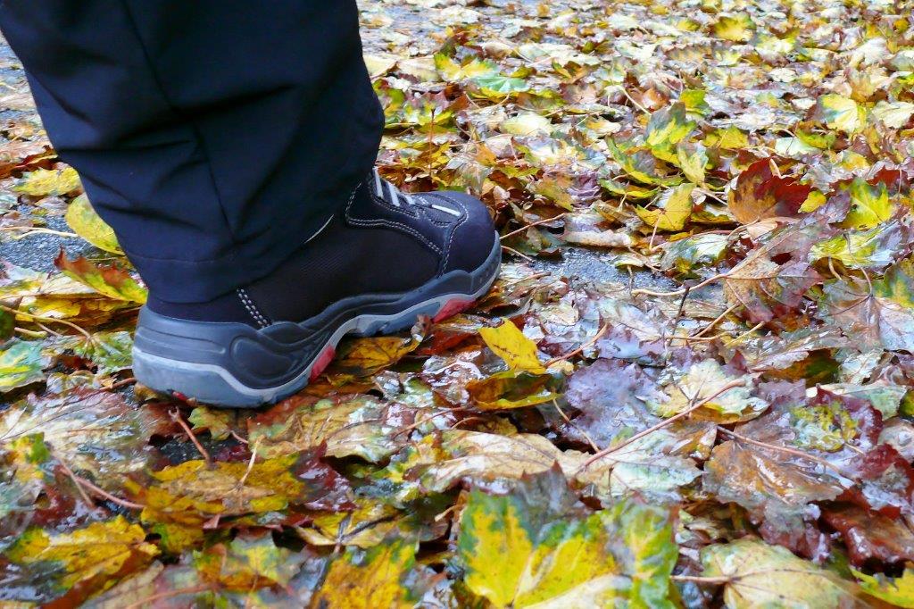 Herbstlaub: Vorsicht Rutschgefahr