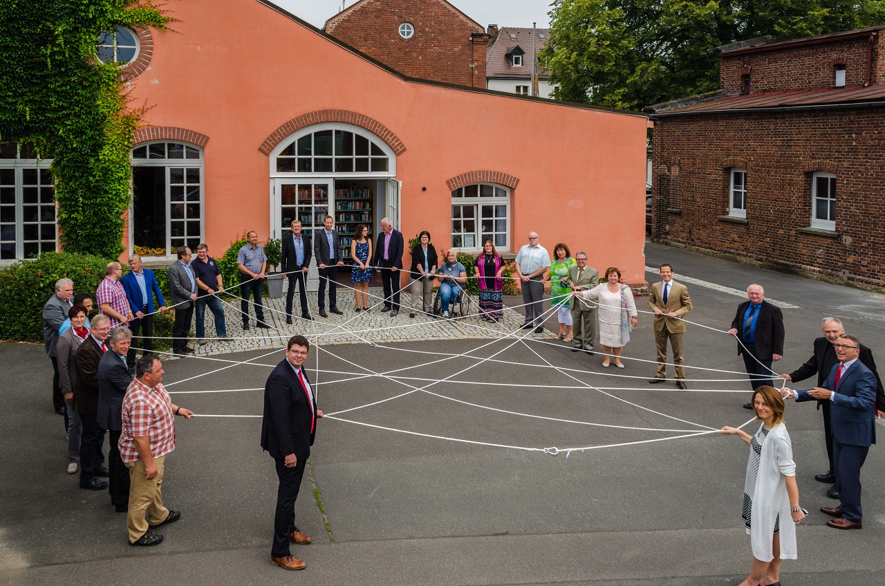 Symbolisches Netzwerk zur Eröffnung der Geschäftsstelle von Leben+