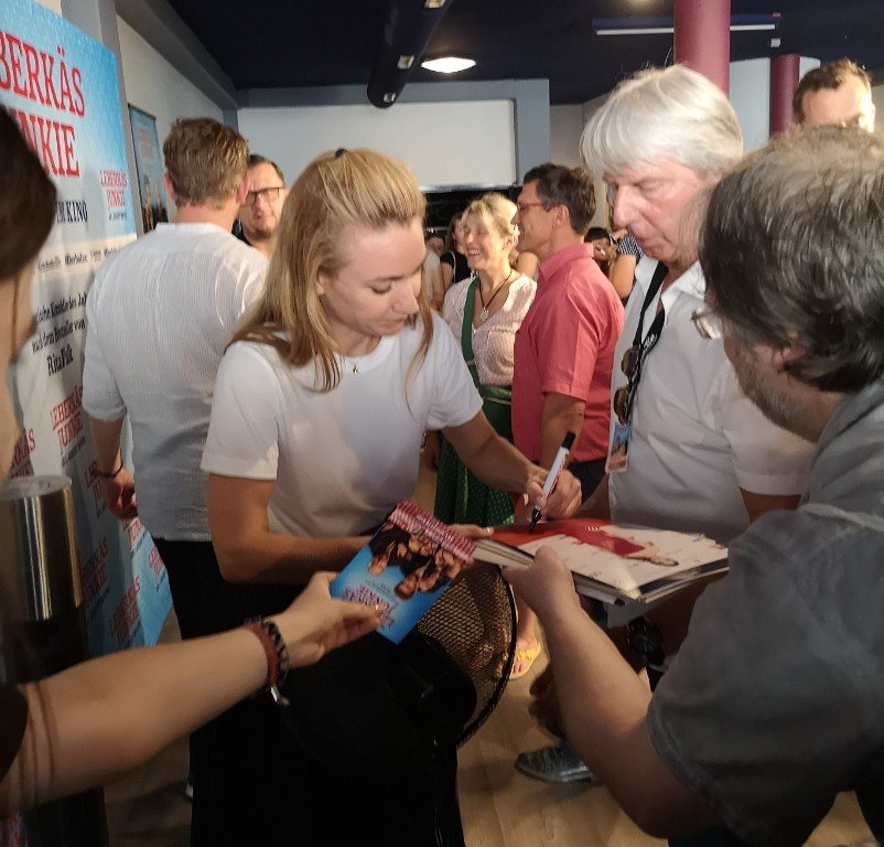 Filmstars posieren mit Nordoberpfälzer Fans