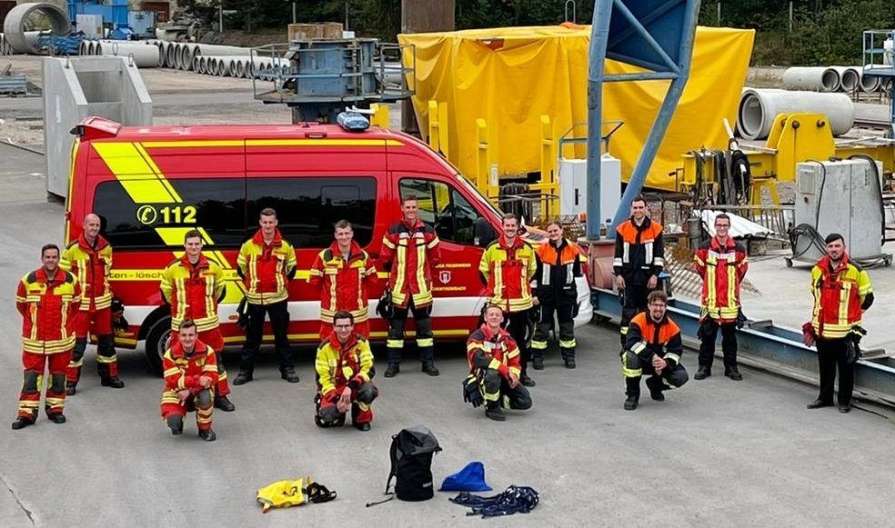 Hilflose Menschen in 15 Metern Höhe