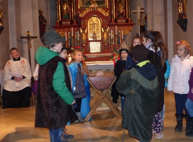 Schulkinder lassen Stern über Bethlehem leuchten