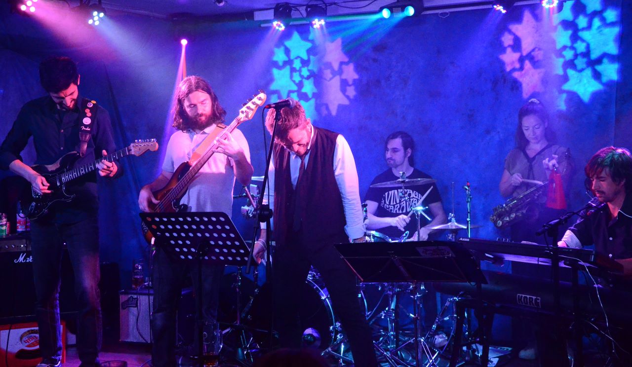 Jazzige Improvisation: Live Stage Konzert mit „Bourbon Blues Band“