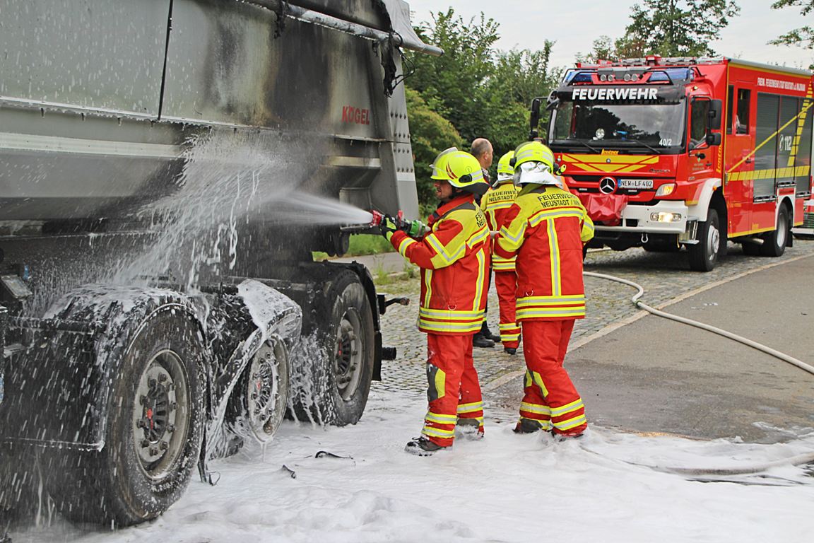 Feuerwehreinsatz auf A93: Lkw-Auflieger fängt Feuer