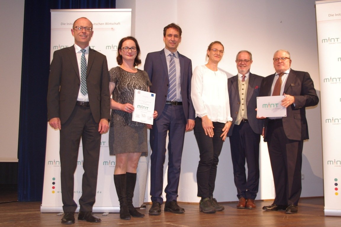 Elly erhält Auszeichnung „MINT-freundliche Schule“