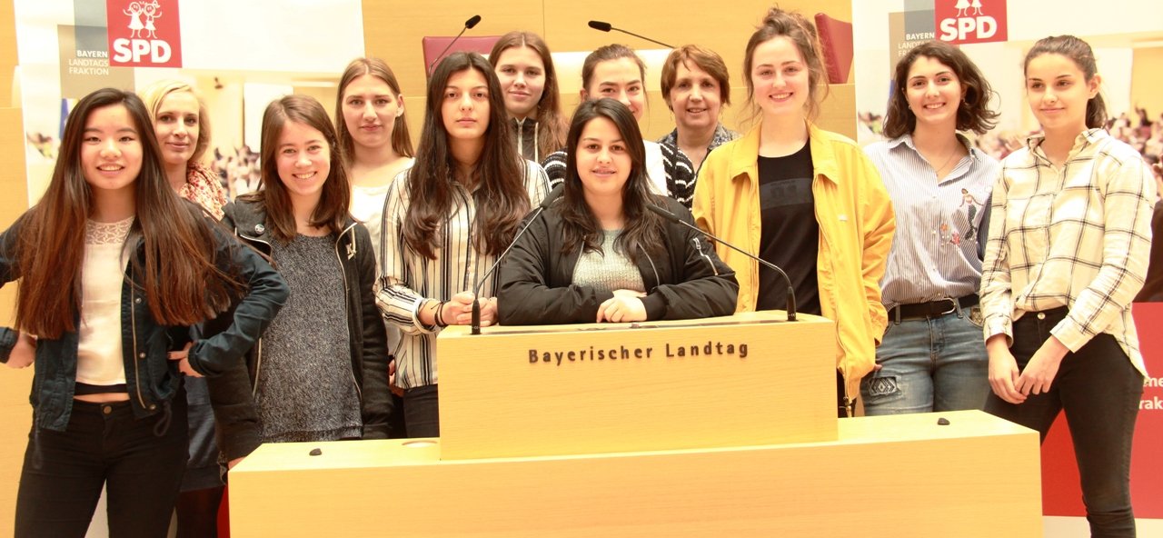 Zehn Schülerinnen des Kepler Gymnasiums bei Mädchenparlament