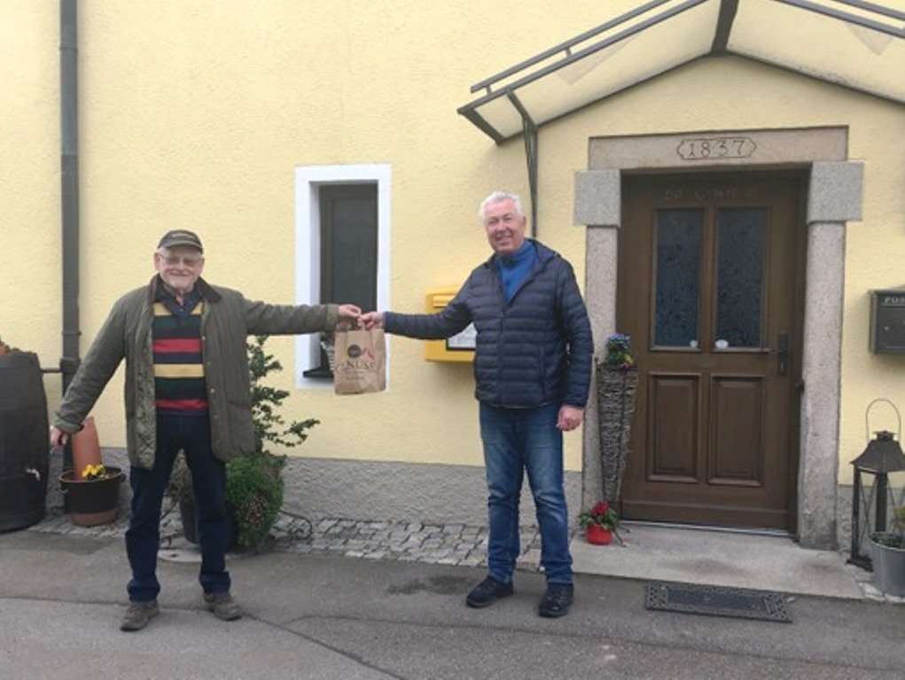 Singende Männer dürfen üppig frühstücken