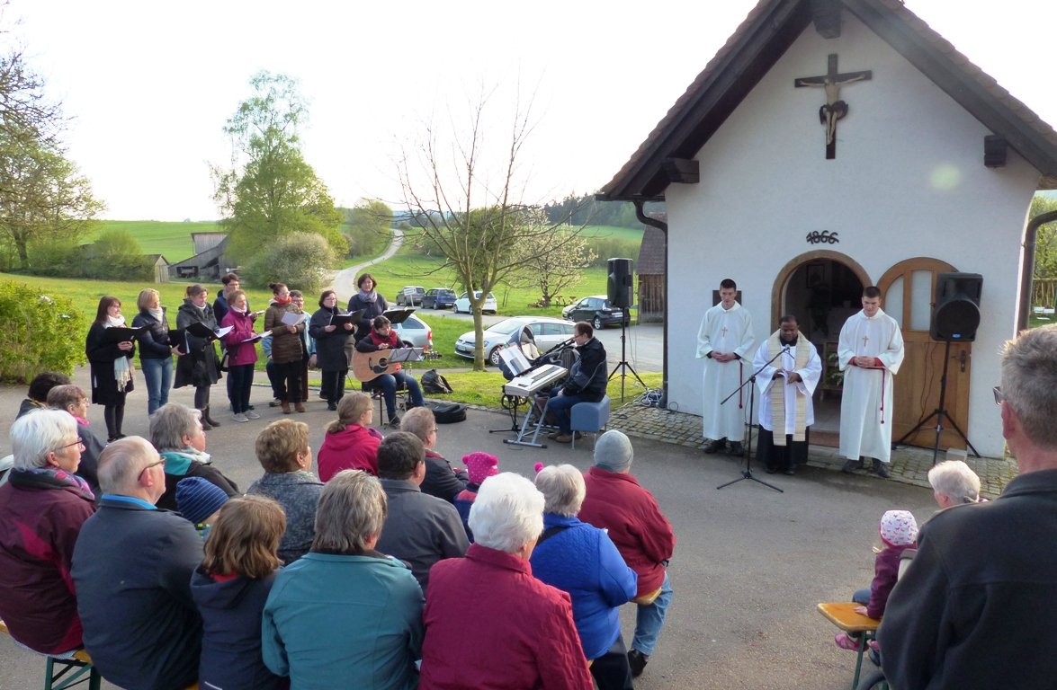 Bei Sonnenschein und Vogelgesang: Maiandacht im Zelt Gottes