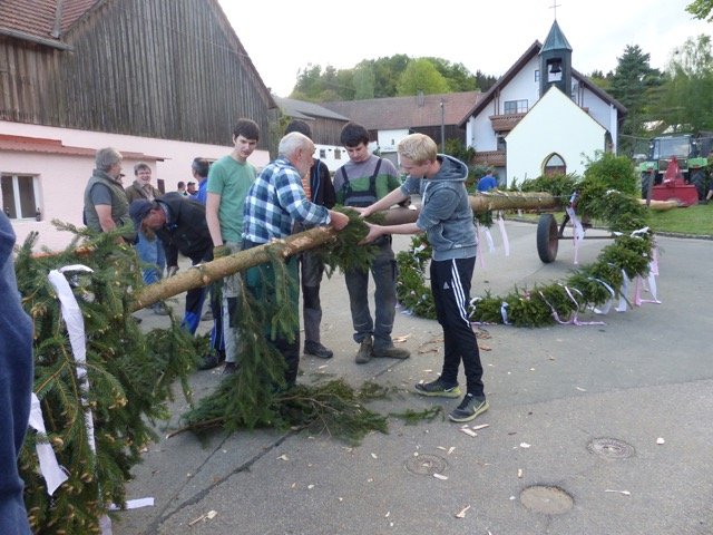 Maibaum wechsel dich: Diesmal am Preppacher Dorfplatz