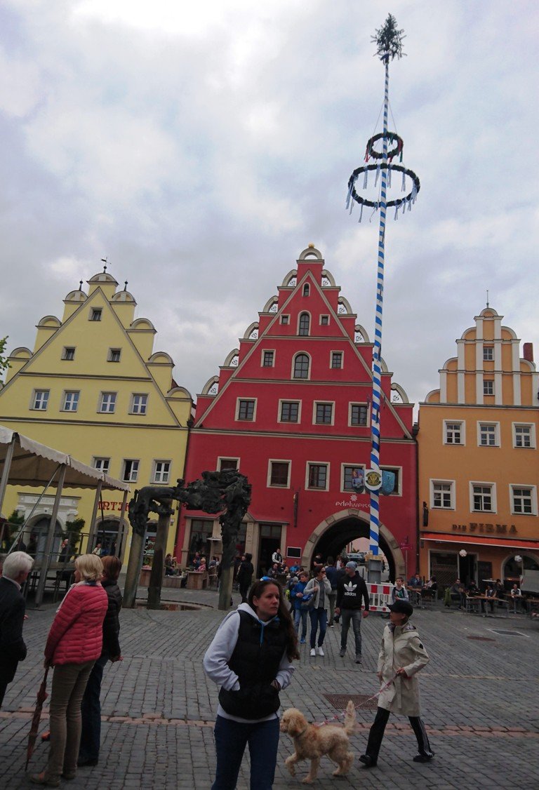 [Update] Entführter Weidener Maibaum wird für guten Zweck versteigert