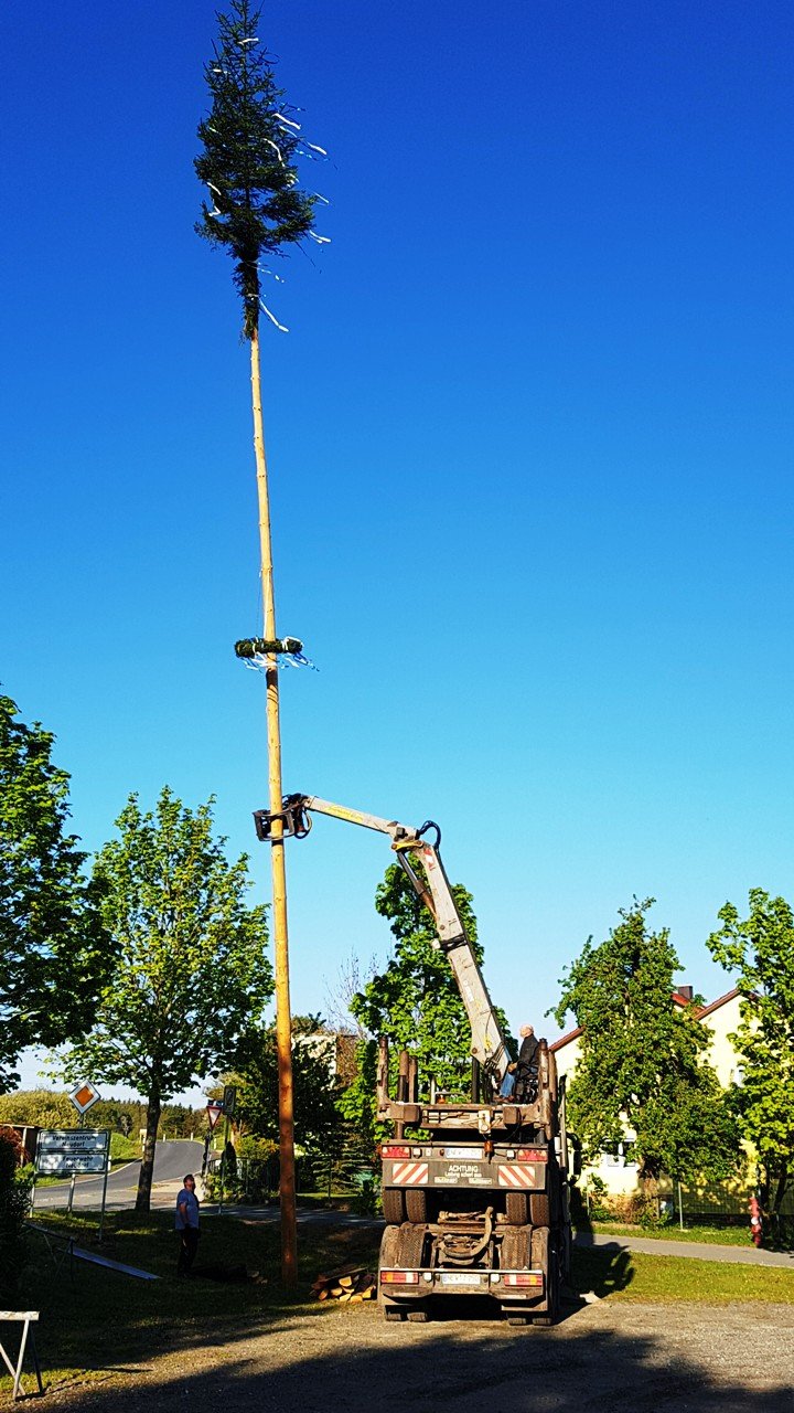 Maibaum beherrscht Dorfbild