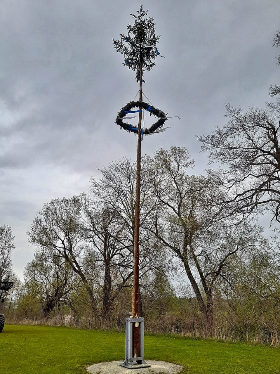 Tradition lebt – Es steht ein Maibaum in Hütten