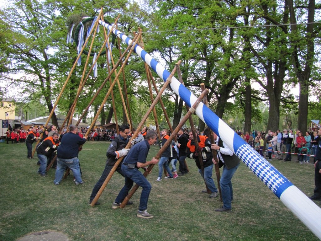 Maifeier mit Tradition: Viele Gäste bei Maibaumfest Grafenwöhr