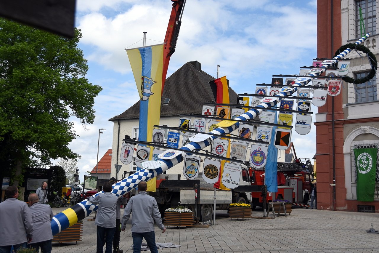 Vielfalt, Schüsse und Tänze – Neustadt feiert sein Maibaumfest