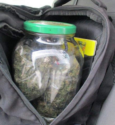 Reisestopp beim Zoll: Rucksack und Konservenglas mit überraschendem Inhalt
