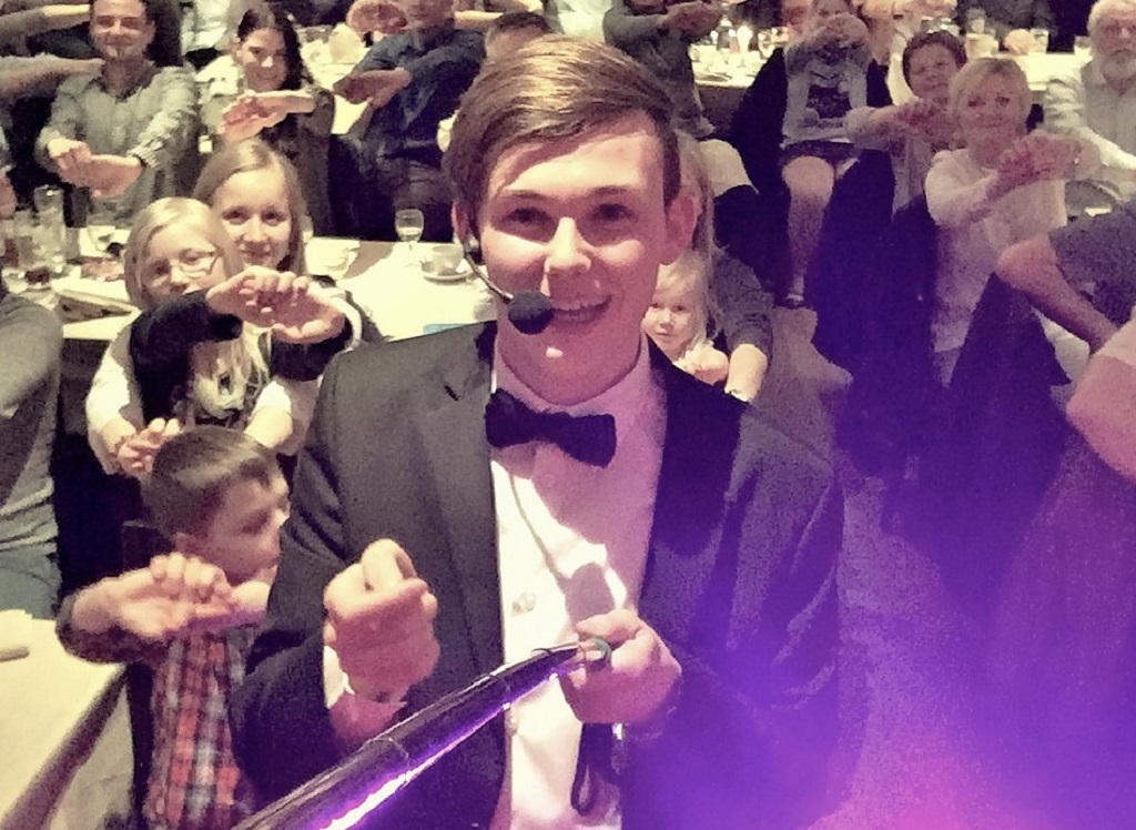 Marius Koslowski verzaubert Weidener Kinderklinik