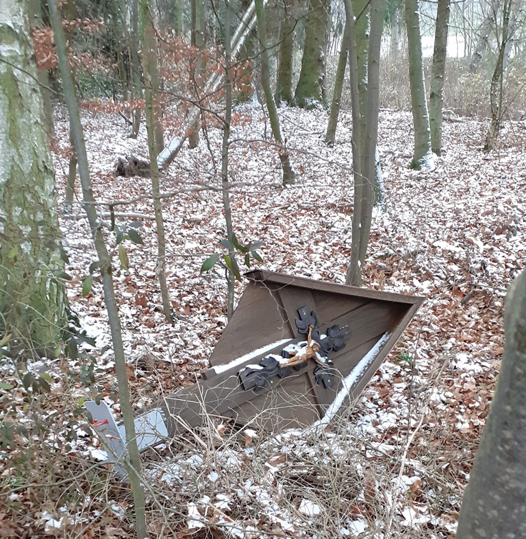 Übeltäter reißt Feldmarterl aus