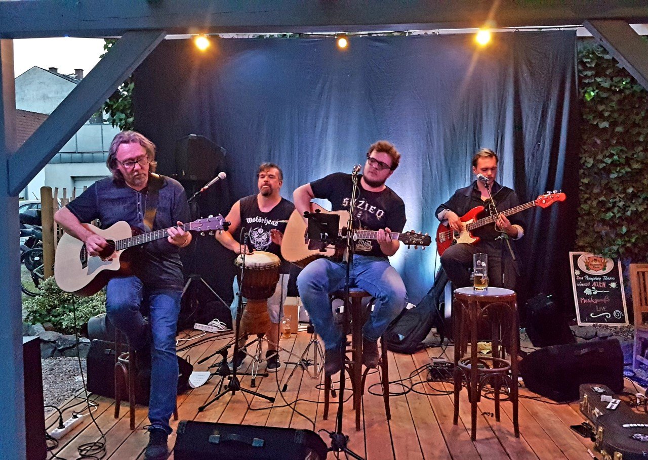 Musikgranaten auf der Bühne im “Weidener Kultur-Bahnhof”