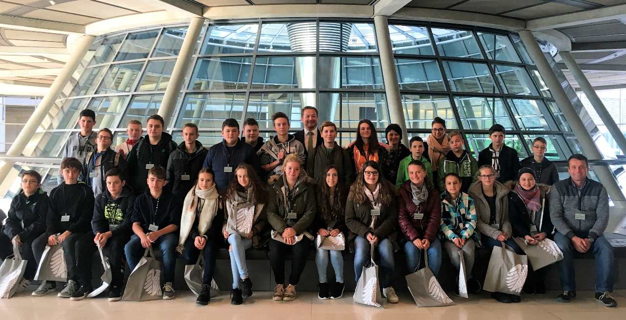 „Das erste Mal in Berlin“: Mittelschule Freudenberg besucht Uli Grötsch