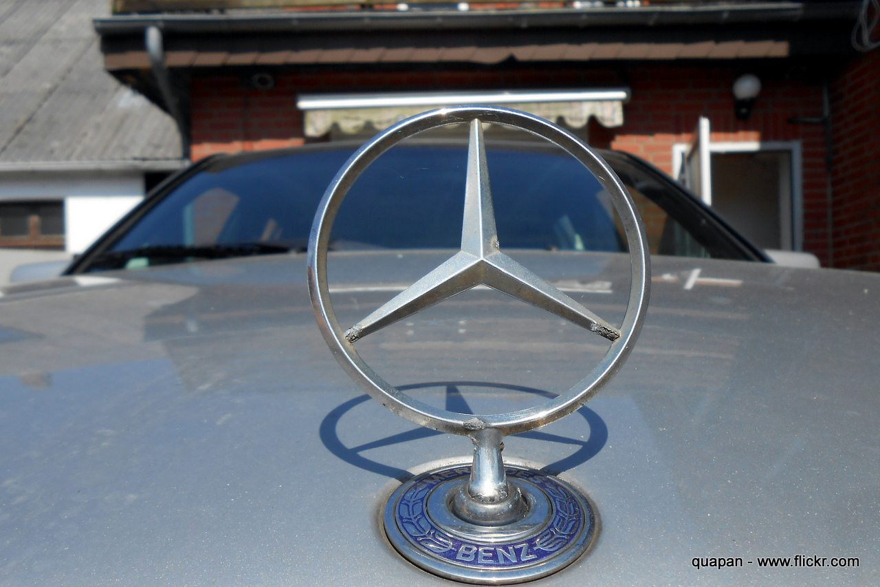 Mercedes-Stern entwendet