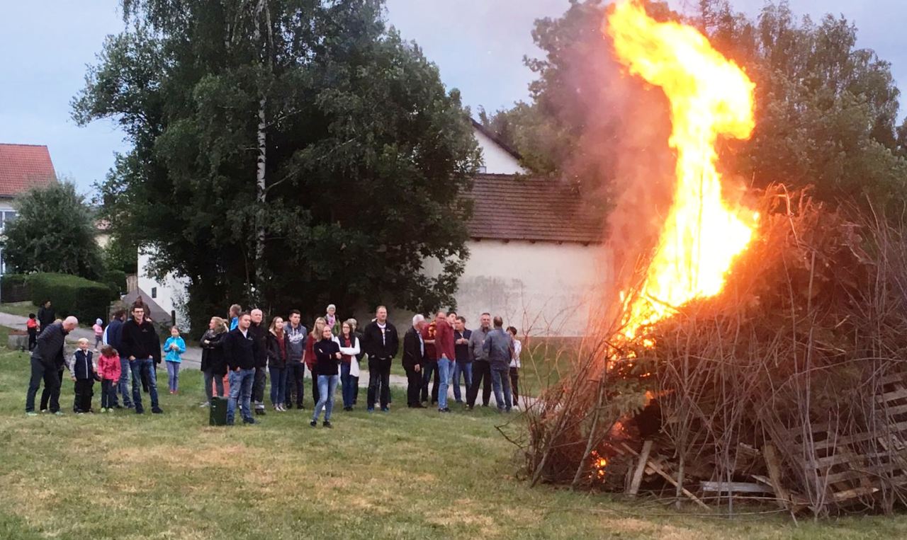 Michldorfer sammeln Berge von Holz für Johannisfeuer