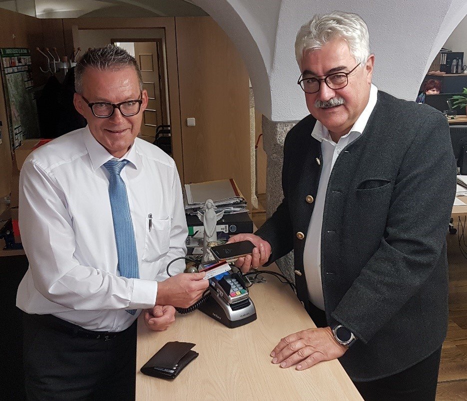Mit dem Smartphone im Neustädter Rathaus kontaktlos bezahlen