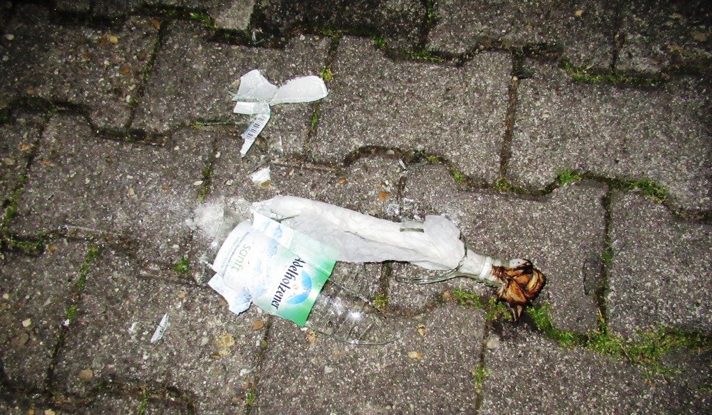 Unsanft geweckt: Molotowcocktail landet im Hof