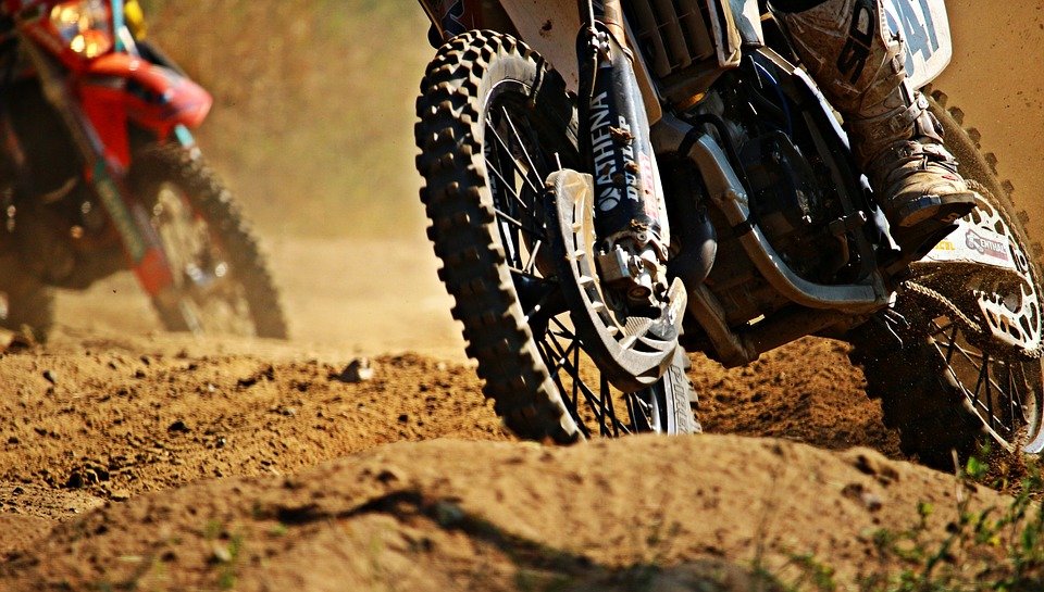 Motorrad-Rowdies im Wald
