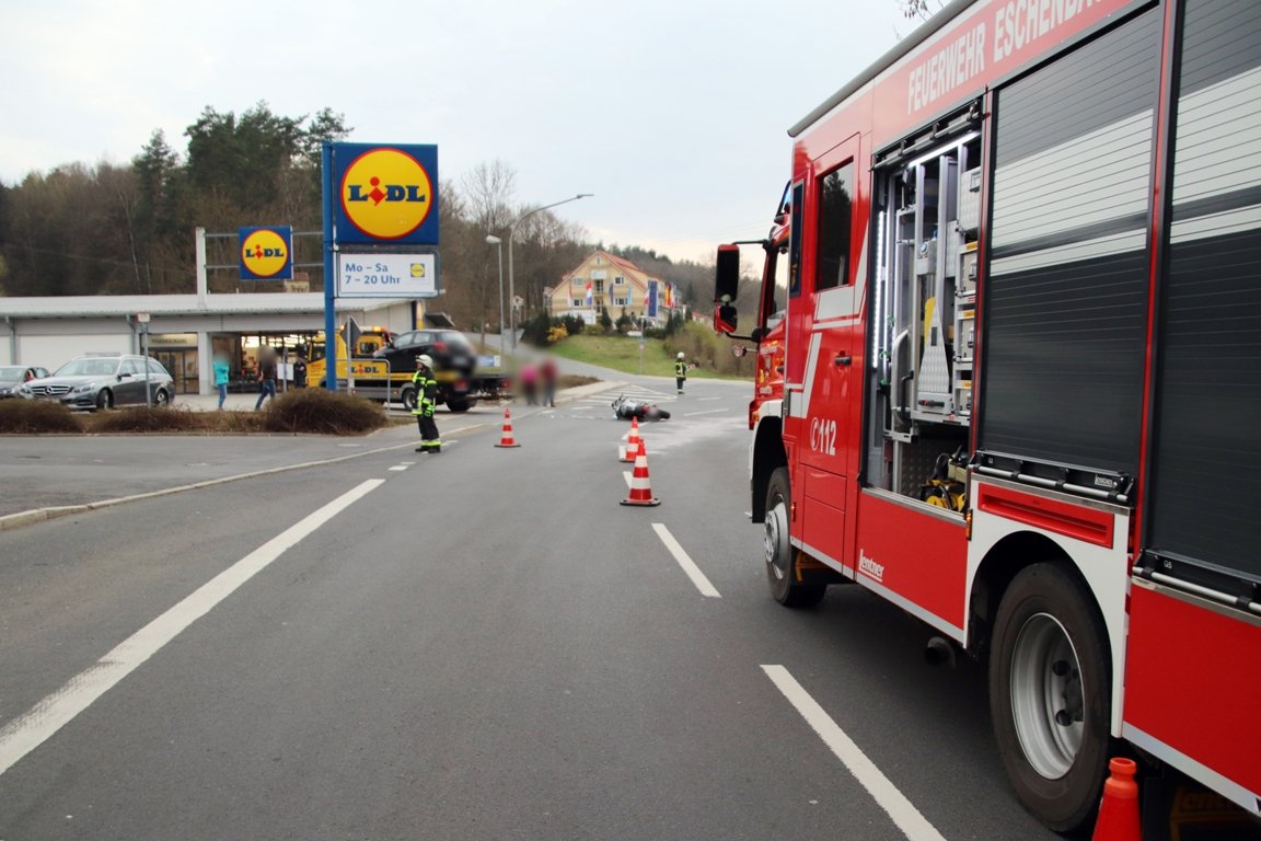 Unfall bei Lidl-Einfahrt: Motorradfahrer (40) schwer verletzt