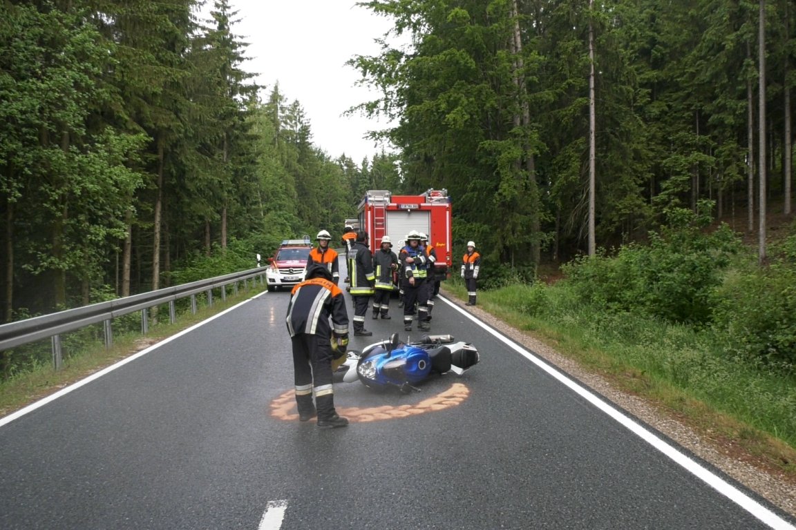 Nach Motorradunfall: Fahrer (24) schwer verletzt