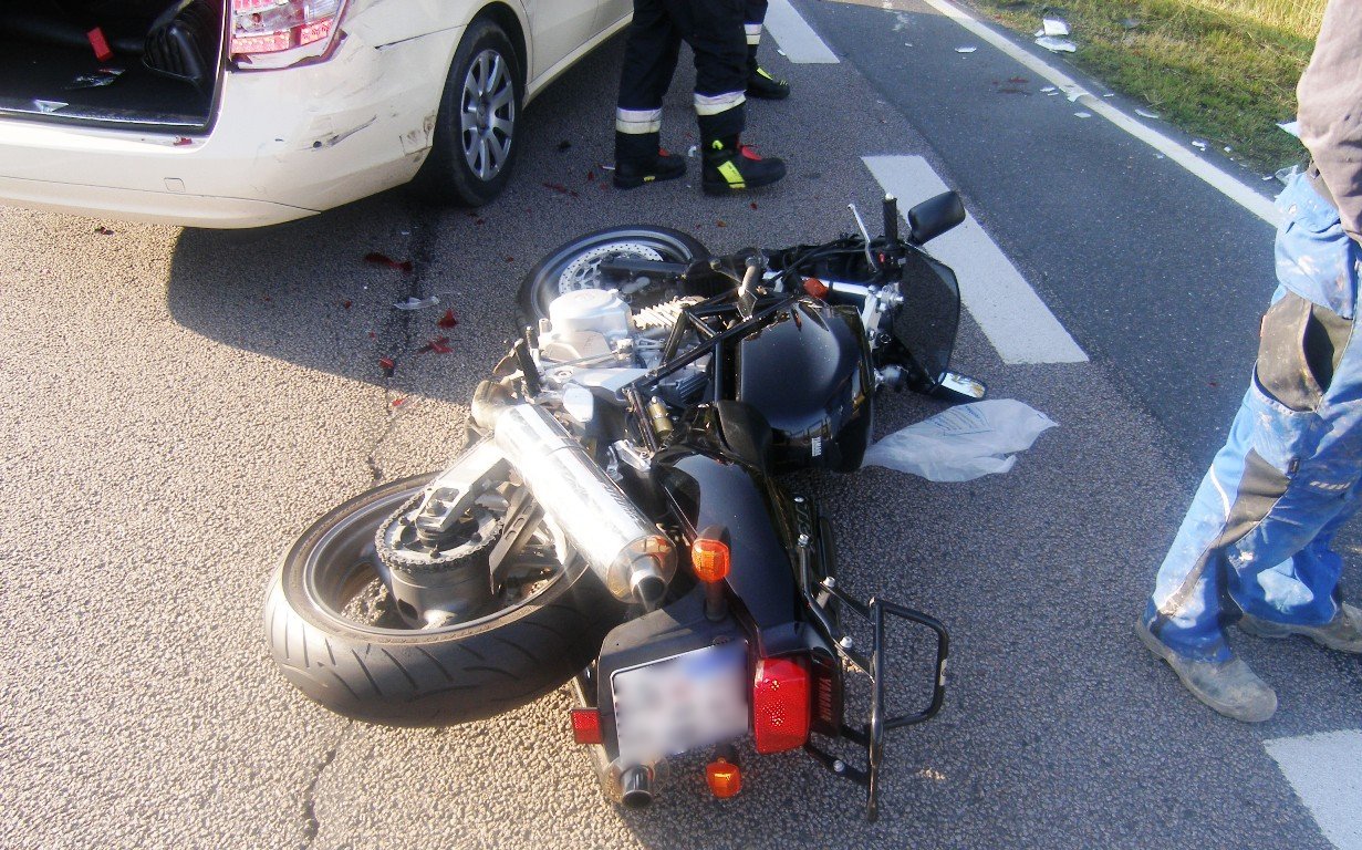 Motorradfahrer flieht vor der Polizei und stirbt