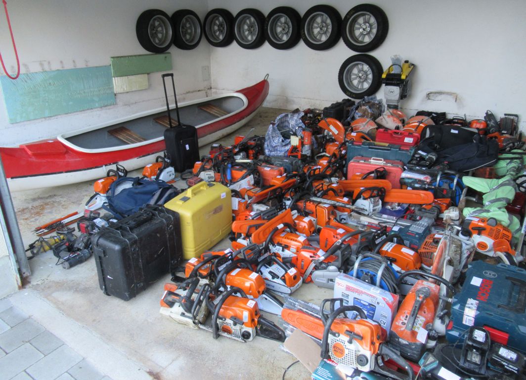 Transporter voll gestohlener Baumaschinen