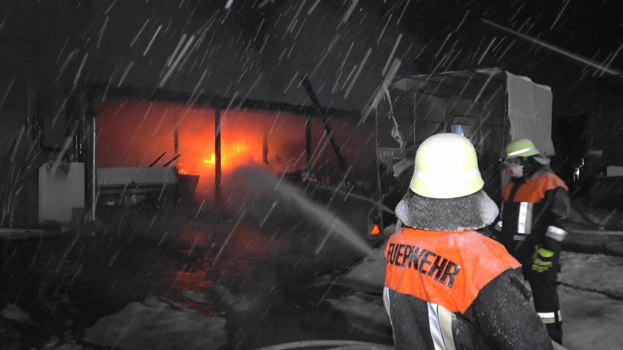 Erneut Feuer auf Pferdehof: Gebäude brennt komplett nieder