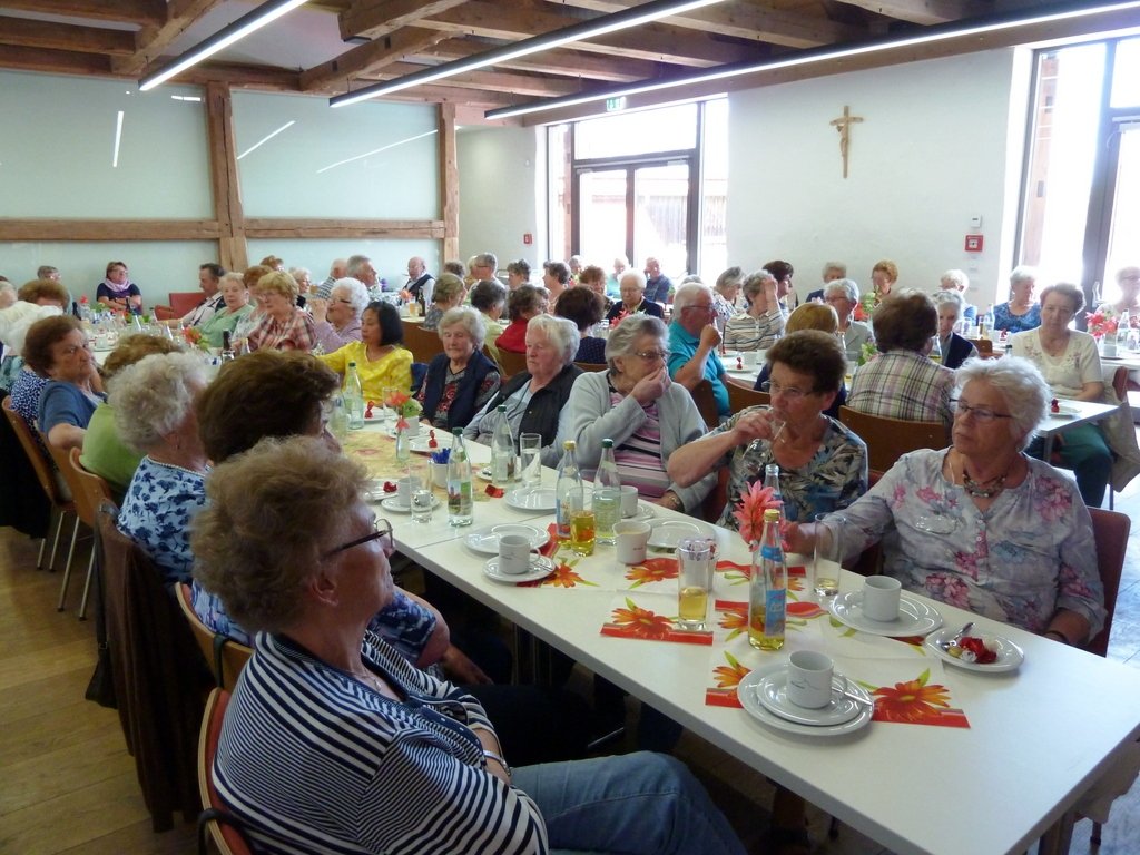 Senioren feiern Mutter- und Vatertag