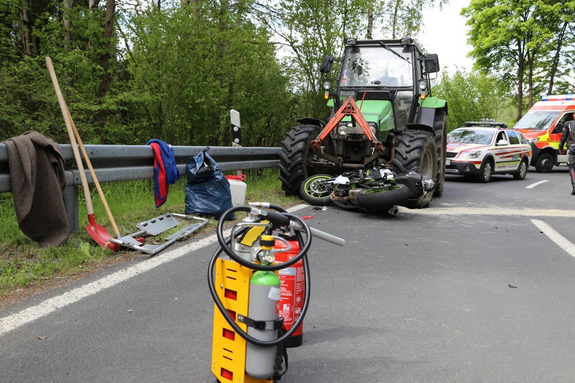 Biker (25) kracht frontal in Traktor
