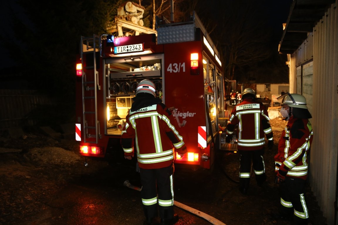Abfallhaufen fängt Feuer