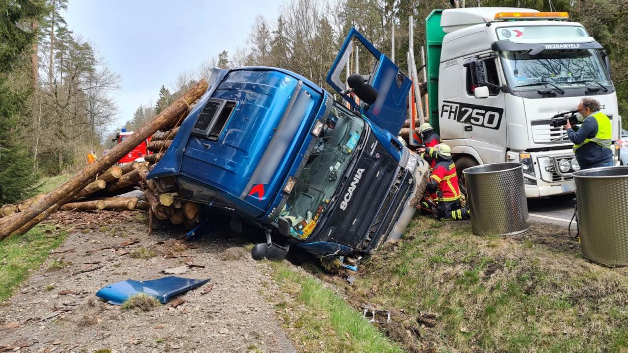 [Update] Holztransporter kippt in den Straßengraben