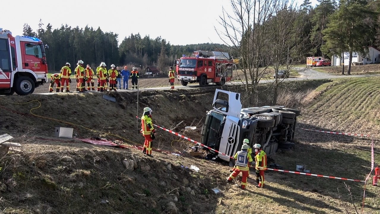 Milchlaster kippt in Abgrund – Fahrer (60) eingeklemmt