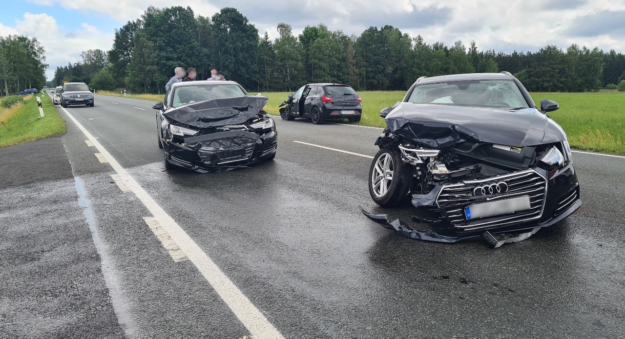 [Update] Vier Autos kollidieren – fünf Verletzte