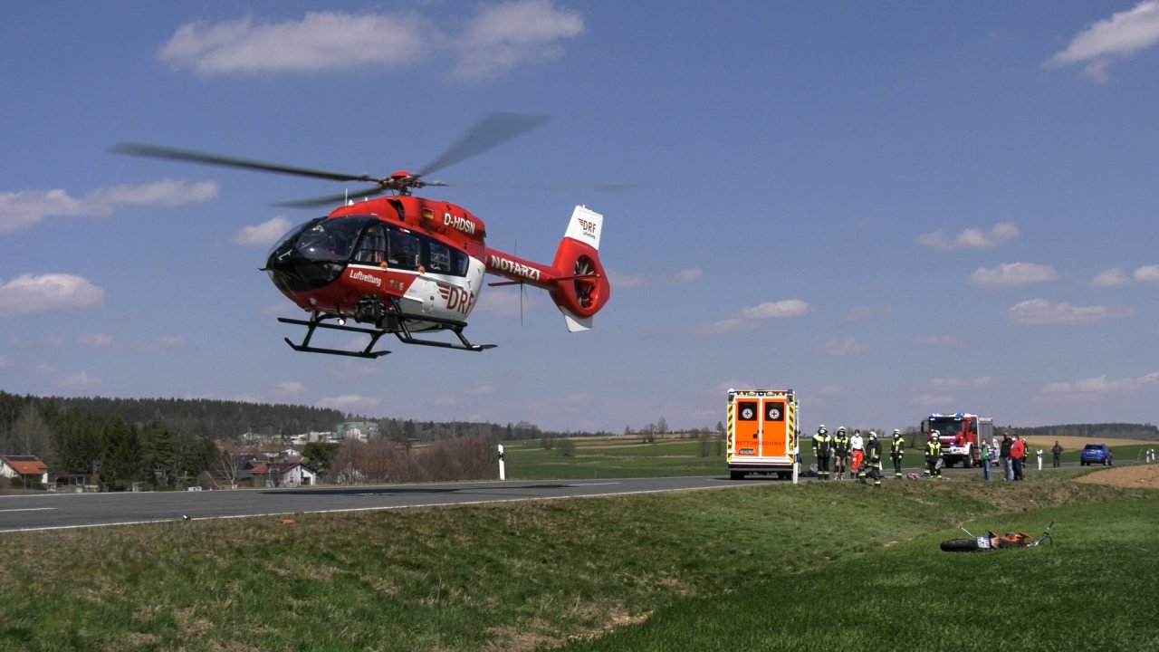 Auto und Motorrad krachen zusammen: Biker (21) schwer verletzt