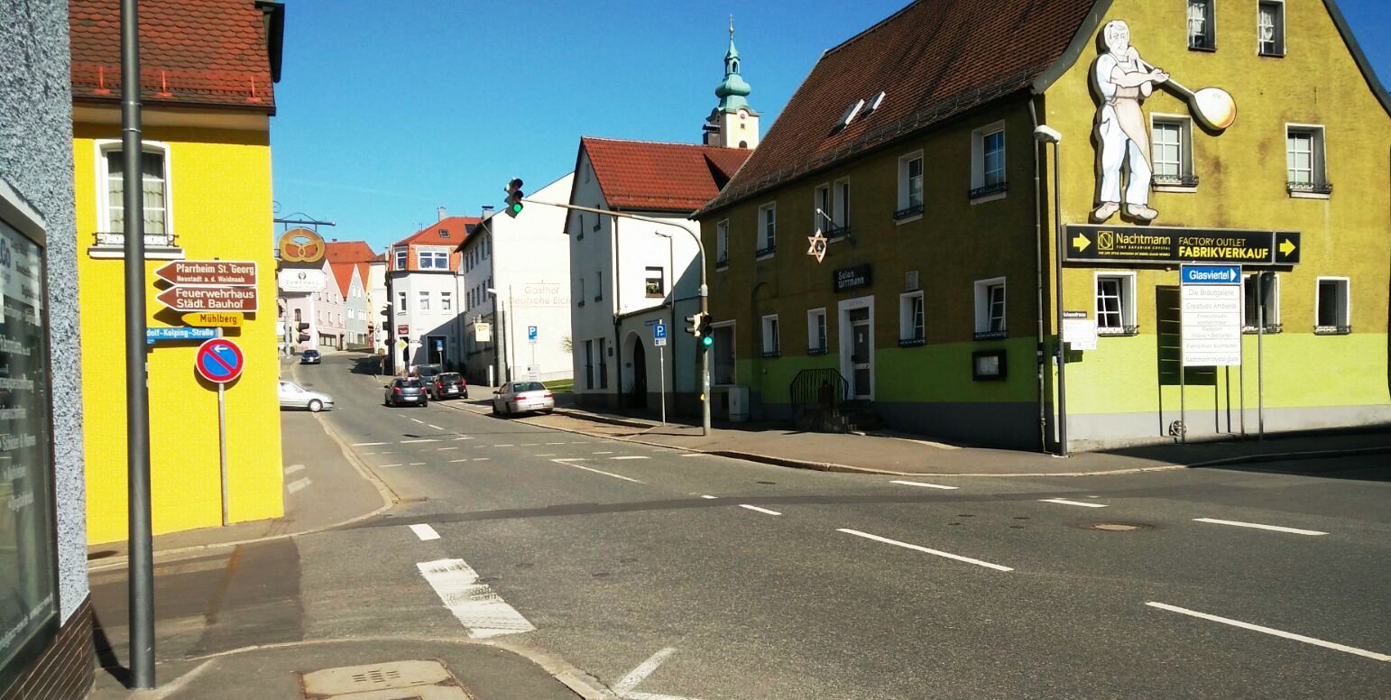 Bei rot über die Ampel: Fußgängerin angefahren
