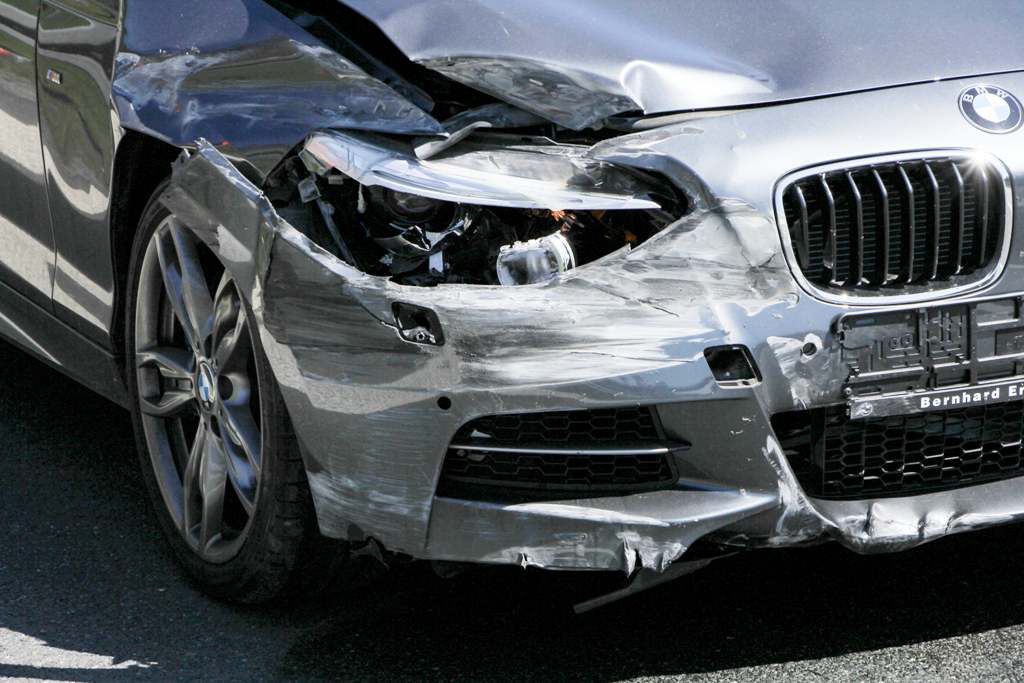 Unfall auf A93: BMW kracht gegen Leitplanke