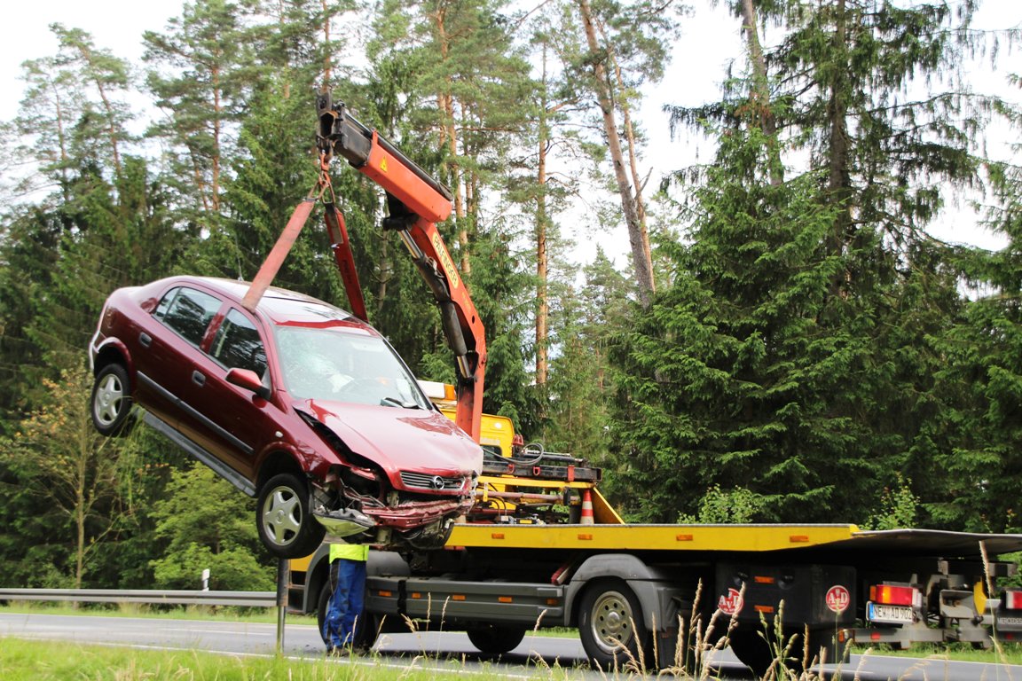 Reifenplatzer auf B470 – Drei Personen verletzt