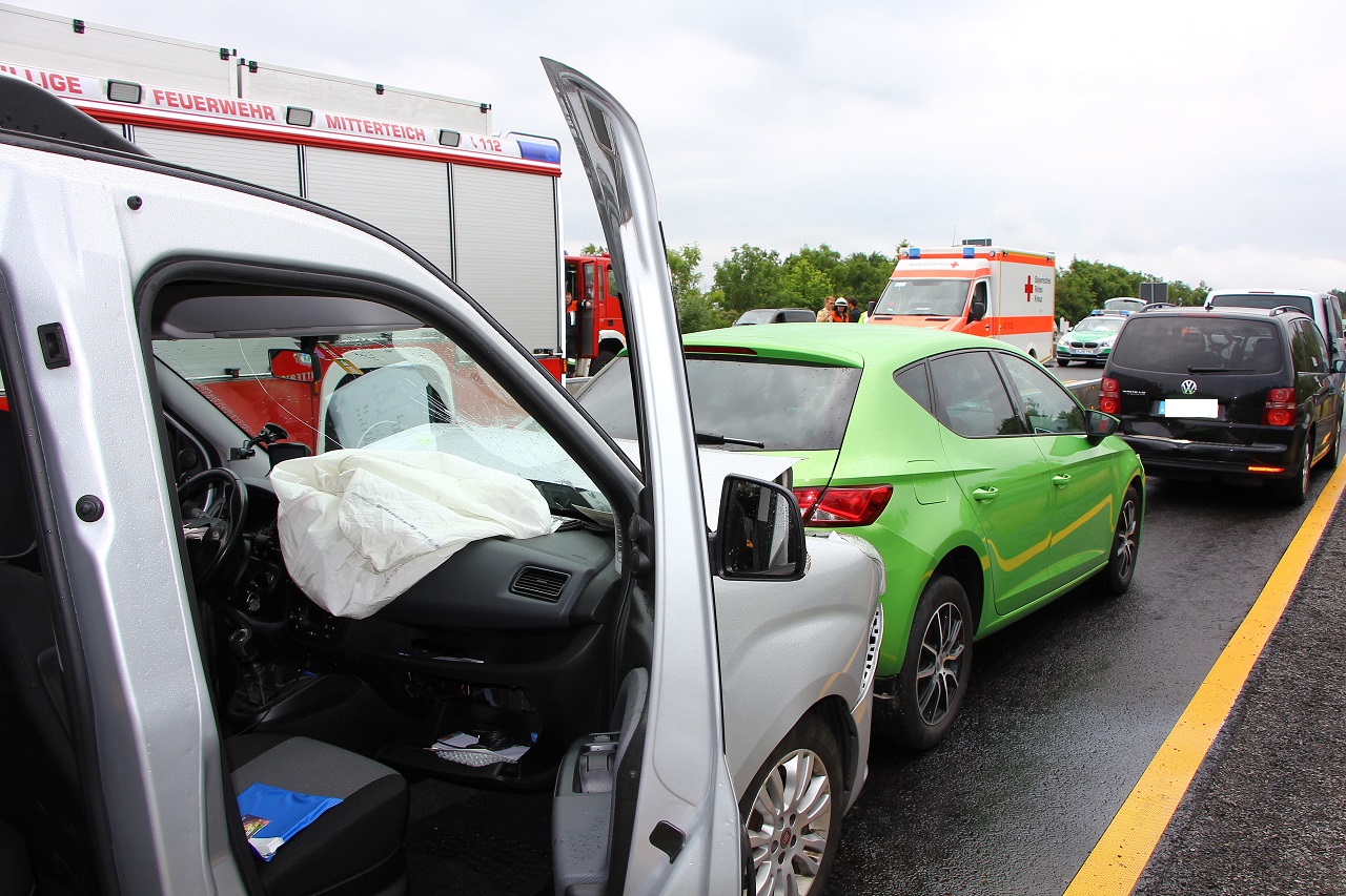 A93 nach Unfall komplett gesperrt