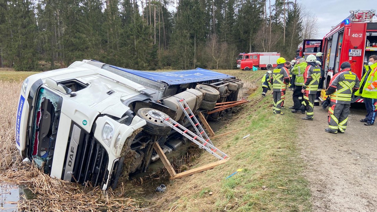 Lastwagen kommt von A6 ab und kippt in Auffangbecken